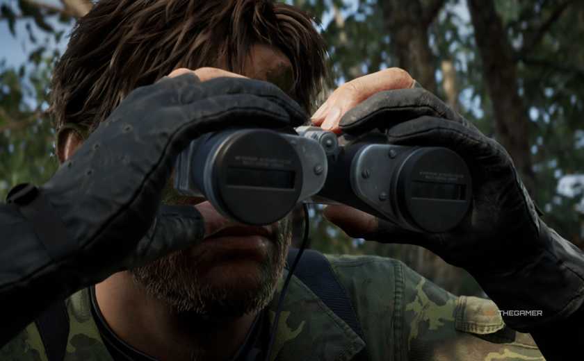 Naked Snake looking through his binoculars to scout enemies in the region in Metal Gear Solid Delta: Snake Eater.